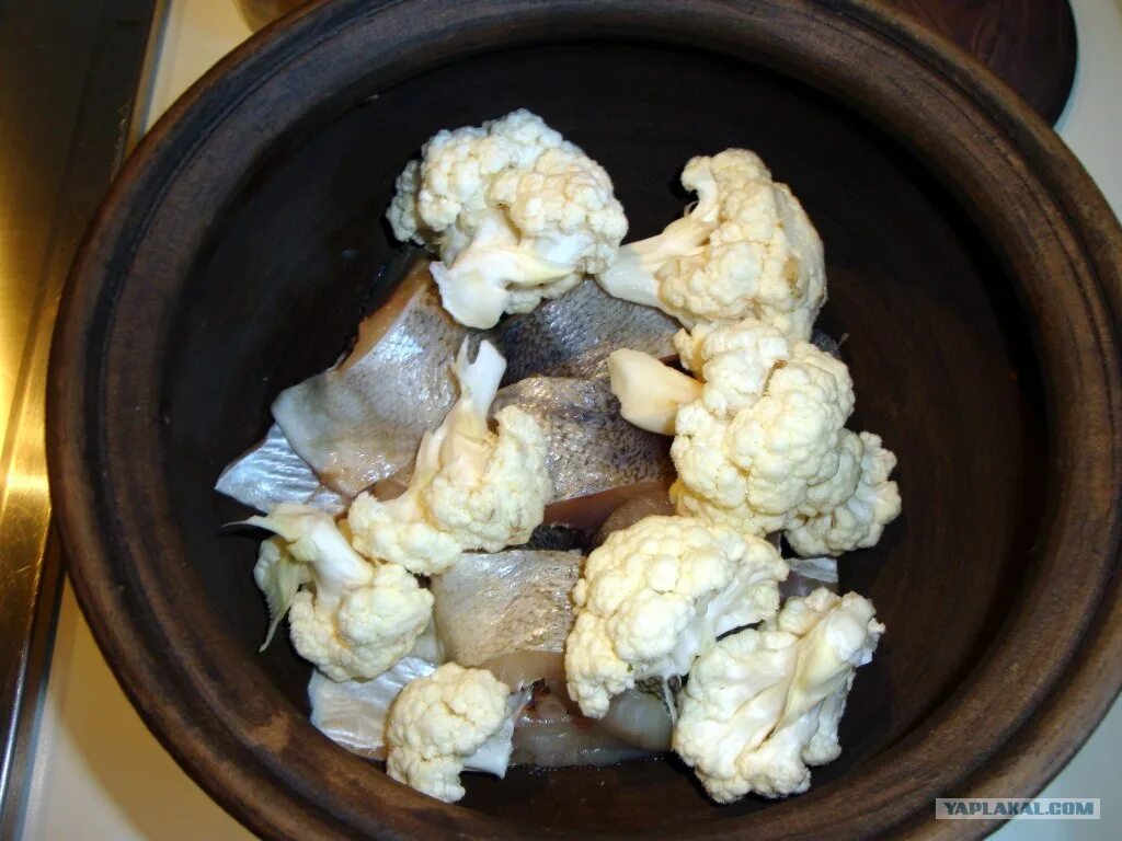 Семга в горшочке с картошкой в сливочном соусе. Судак в горшочке. Судак в горшочке. Судак в горшочке. Судак с овощами в горшочке.