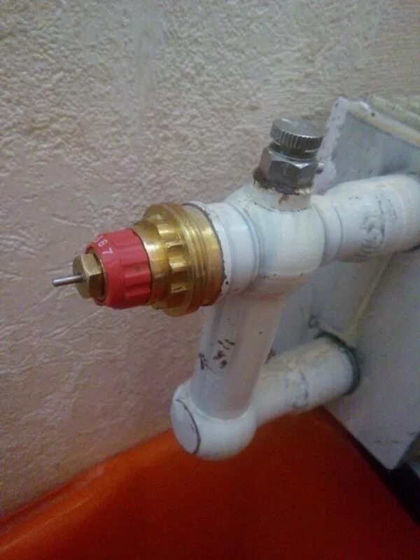 Радиатор danfoss воздух. Клапан для термоголовки угловой danfoss rtd-g 3/4" 013l3745. Краны для радиаторов отопления. Регулятор батареи danfoss красный. Кран шаровый металлопласт 28 к батарее.