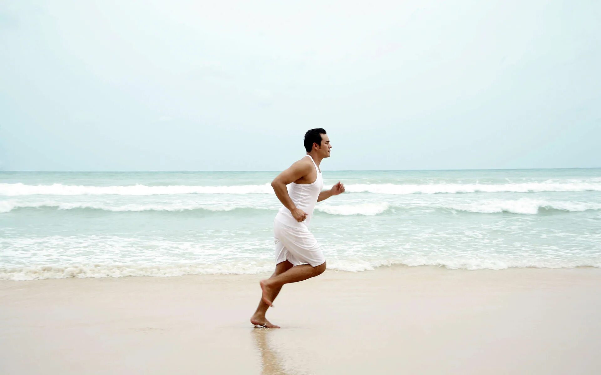 White run. Люди бегут по пляжу. Парень бежит по пляжу. Человек бежит по берегу. Бегущий по берегу моря мужчина.