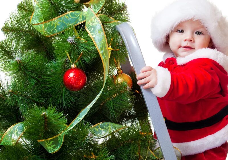 Новогодняя елка с маленькими детьми. Новый год дети. Новый год дети елка. Дети наряжают елку. Малыш и елка новый год.