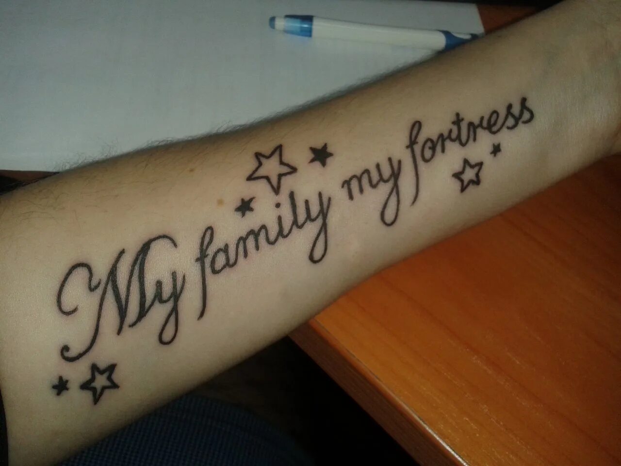 Детский латынь. Татуировки надписи. Тату надпись на руке. Моя семья моя крепость тату на латыни. Надписи на латыни.
