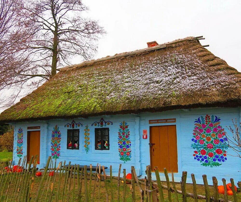 Сельская хата. Польская деревня Залипье. Украинская хата Мазанка. Традиционное жилище Мазанка Украина. Мазанка дом польская.