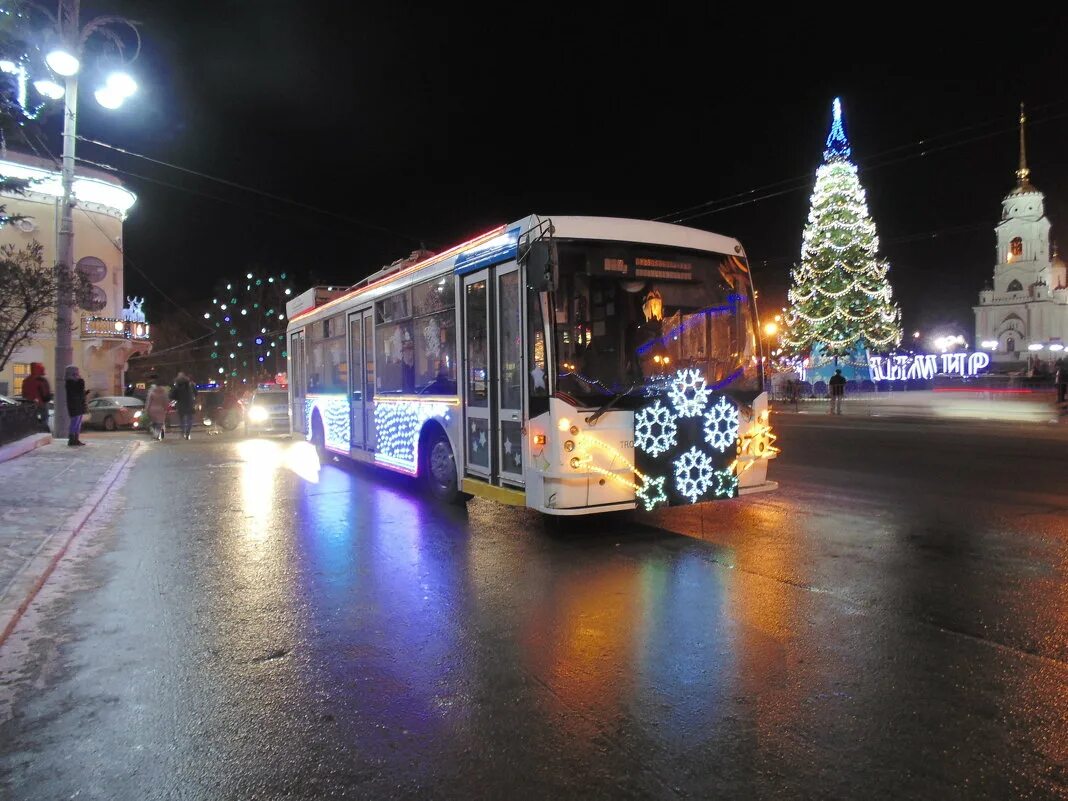 новый год автобусом. дедморобус санкт-петербург. новый год автобусом. новогодний автобус экскурсия. новый год автобусом.