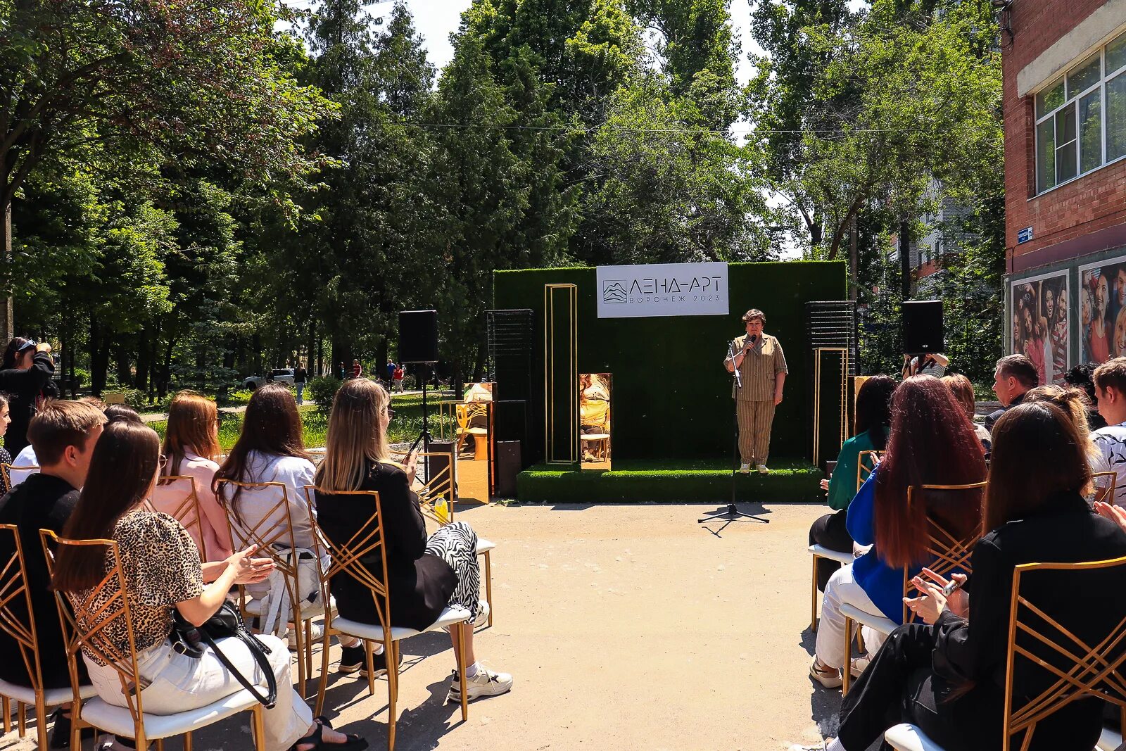 Воронеж достопримечательности вечером. Игнатьевский сквер владивосток. Фестиваль цветов в александровском саду 2023. Кудыкина гора кудыкина гора что такое кудыкина гора. Сити парк град воронеж океанариум.