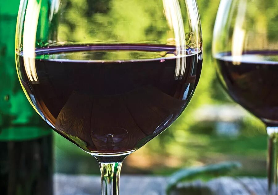 Черная смородина вино домашнее простой рецепт. Натуральное вино. Домашнее вино. Вино из смородины. Винный крыжовник.