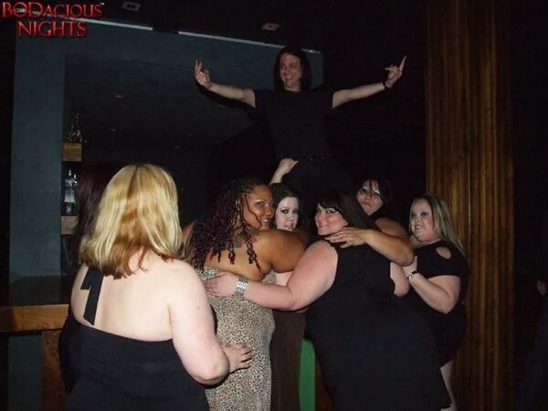 толстушки на дискотеке. толстуха на дискотеке. толстая на улице. вечеринка толстых женщин. полные женщины сидя.