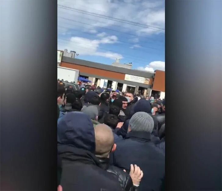 Бунт мигрантов в москве. Бунт мигрантов в москве. Толпа мигрантов. Бунт мигрантов в москве фуд сити. Мигранты в москве.