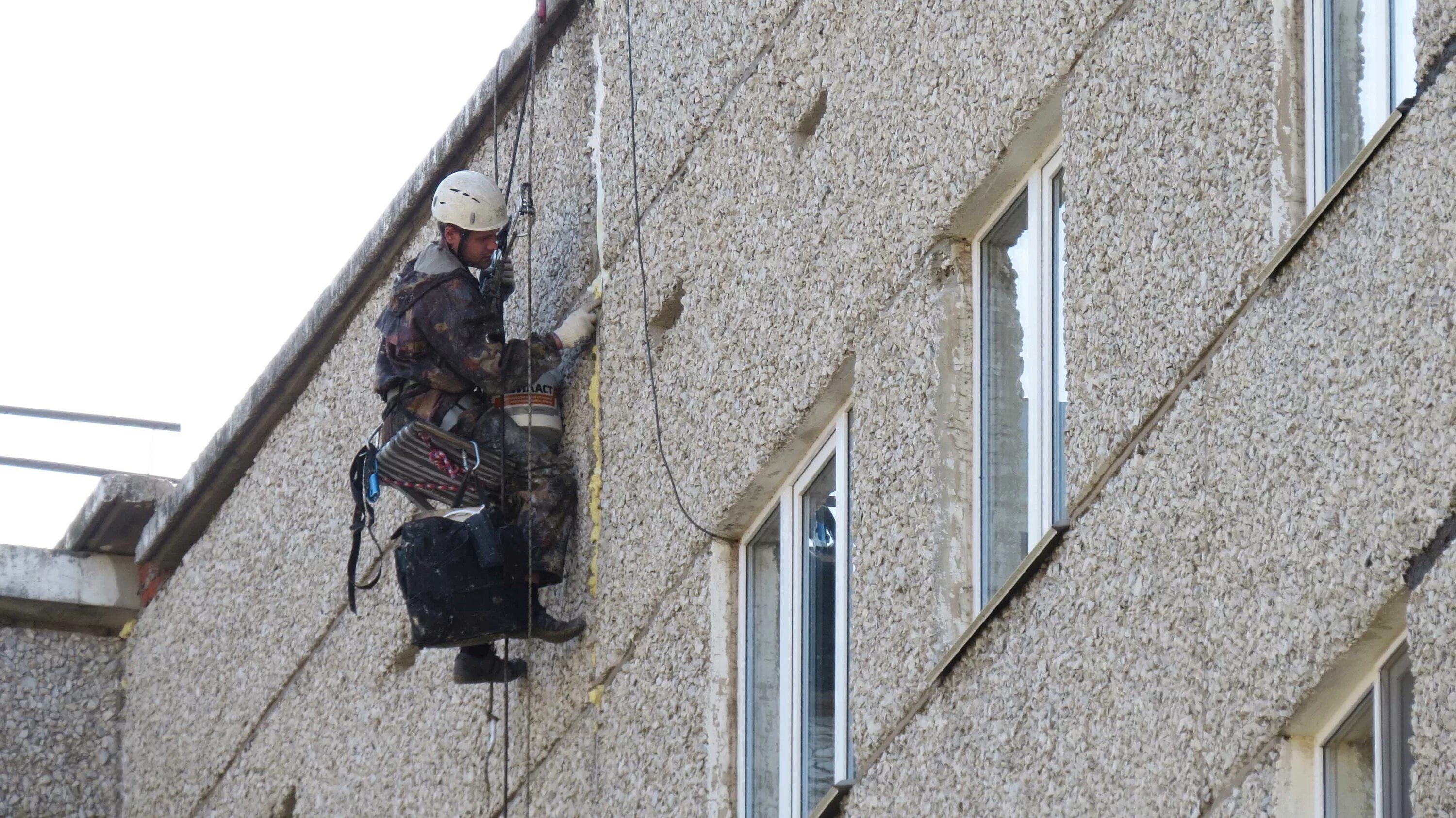 Швы в панельном доме наружные. Межпанельные швы управляющая компания. Межпанельные швы управляющая компания. Межпанельный шов с соседями. Ширина межпанельного шва в панельном доме.