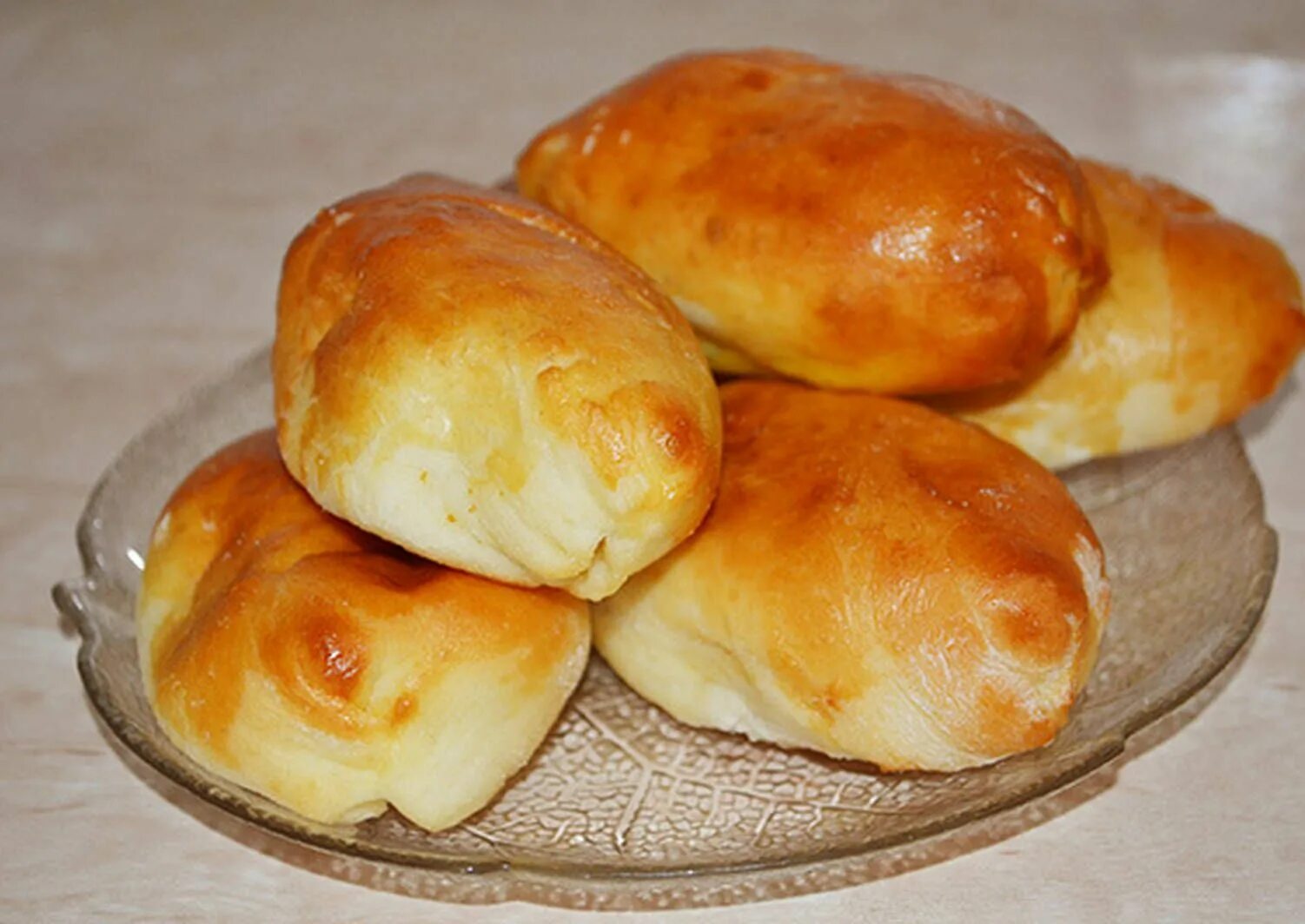 пирожки с повидлом в духовке из дрожжевого теста. вкусные пироги на дрожжах в духовке. пироги в духовке из дрожжевого теста. булочки с мармеладом. пирожки в духовке из дрожжевого теста.