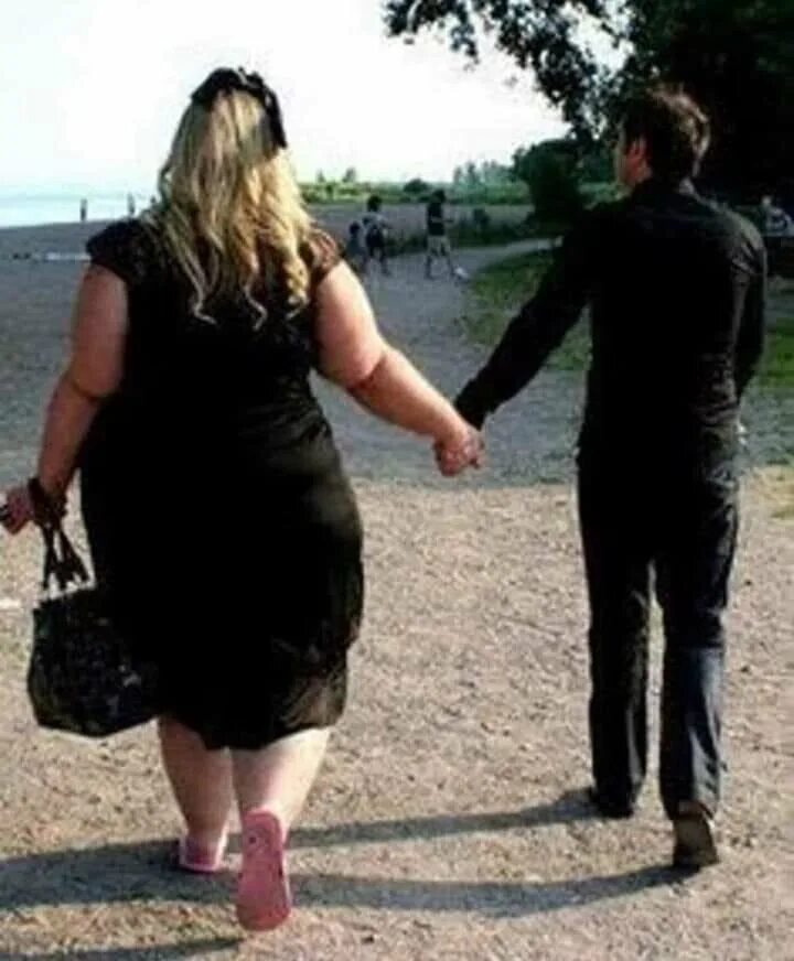 Мужчина и худая девушка