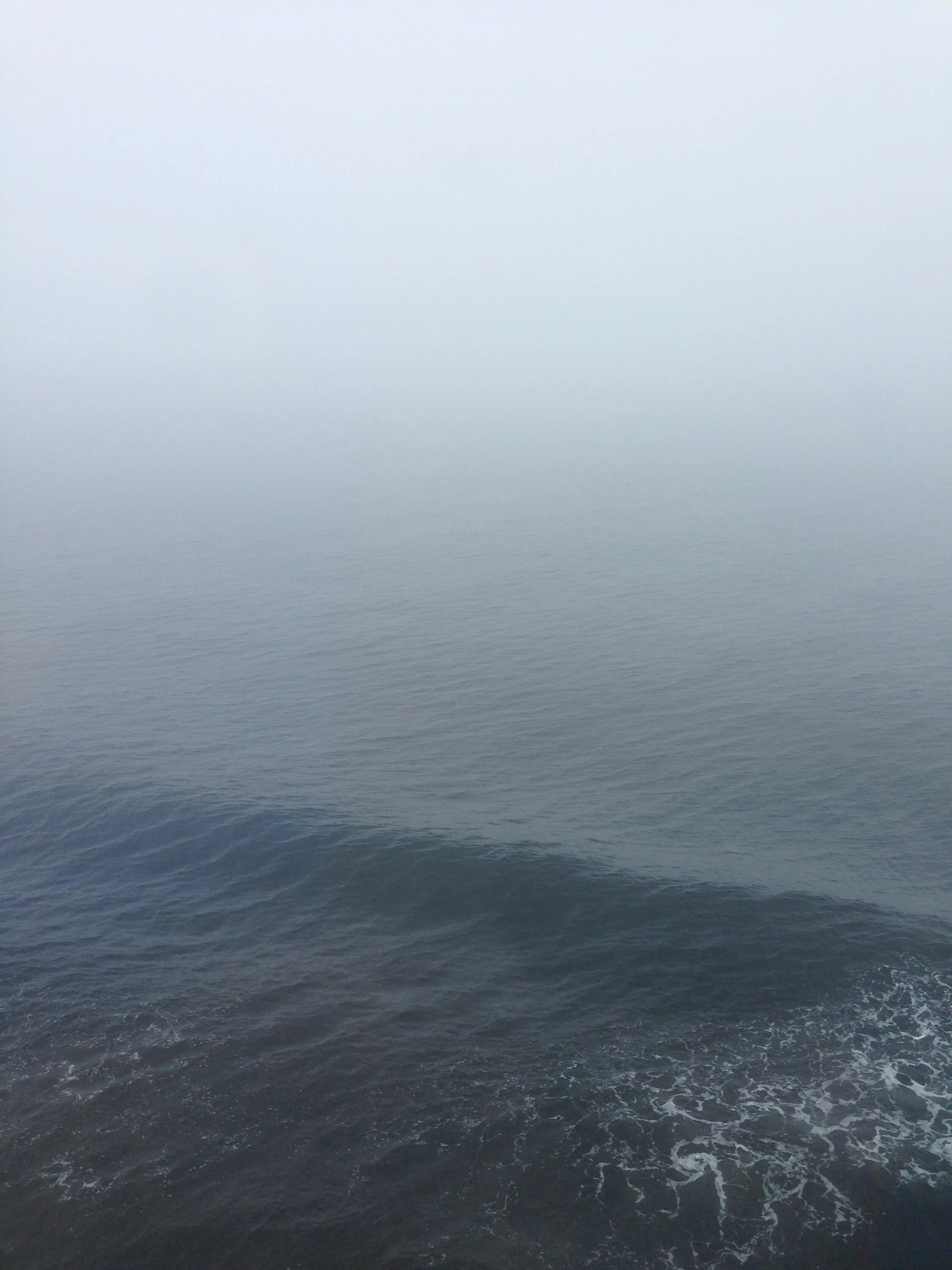 Почему вода серая. Море в тумане фото. Серая вода в море. Атмосферные фотографии моря. Океан мгла.