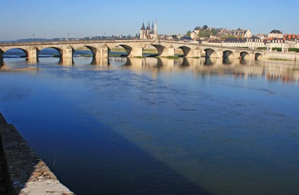 Назовите самую длинную реку франции. Река Луара во Франции.