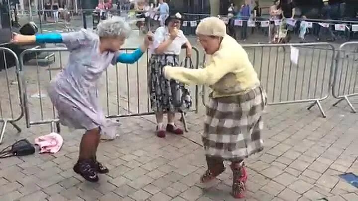 Где бабушки танцуют. Танцующие бабушки. Бабка танцует. Старушки пляшут. Бабушка пляшет.