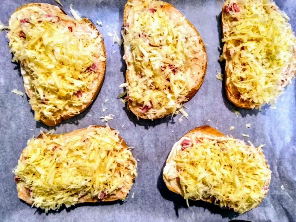 Батон с колбасой и сыром на сковороде. Бутерброды с колбасой и сыром на сковороде. бутерброды с картошкой. бутерброды с тертым сыром. горячие бутерброды с сыром на сковороде.