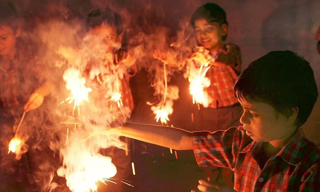 Fire child. Огонь для детей. Неосторожное обращение с огнем. Мальчик огонь. Играть с огнем.