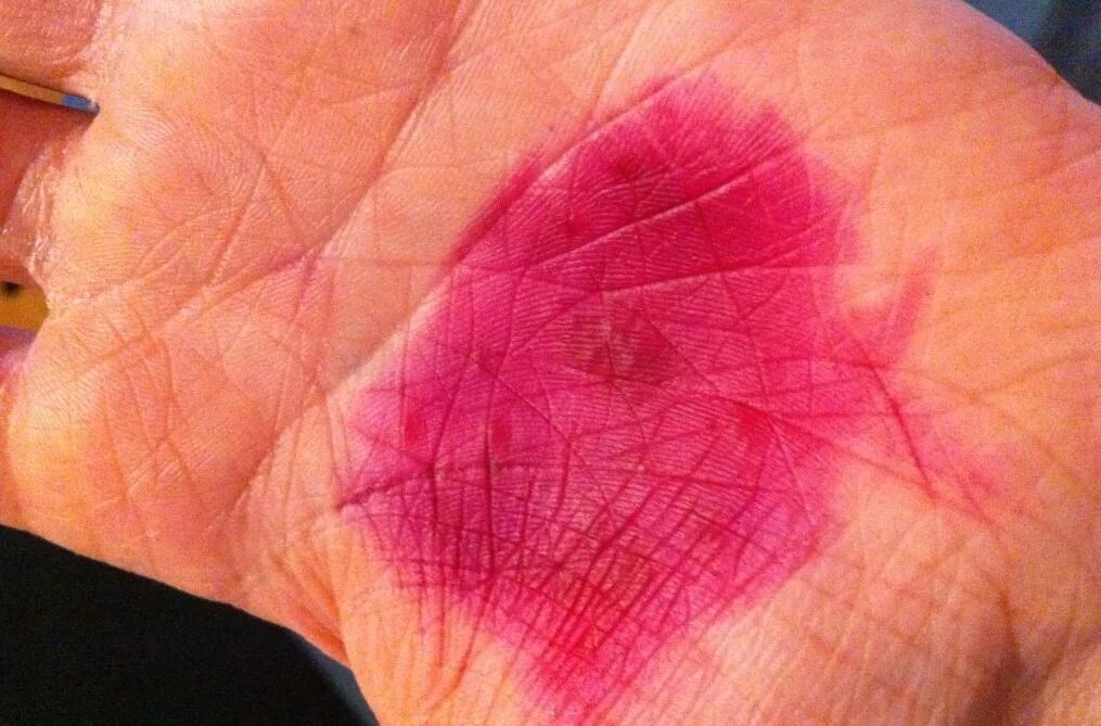 Кошачьи лапки следы. Отстирать ягодные пятна. Мазок краски. Малиновое небо. Мазок кисти.