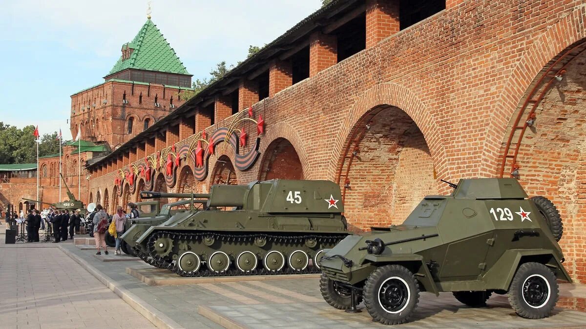 Нижний новгород какой военный. Горьковчане фронту Кремль Нижний Новгород. Мемориал горьковчане фронту в Нижегородском Кремле. Выставка военной техники в Нижегородском Кремле. Музей военной техники в Кремле Нижний Новгород.