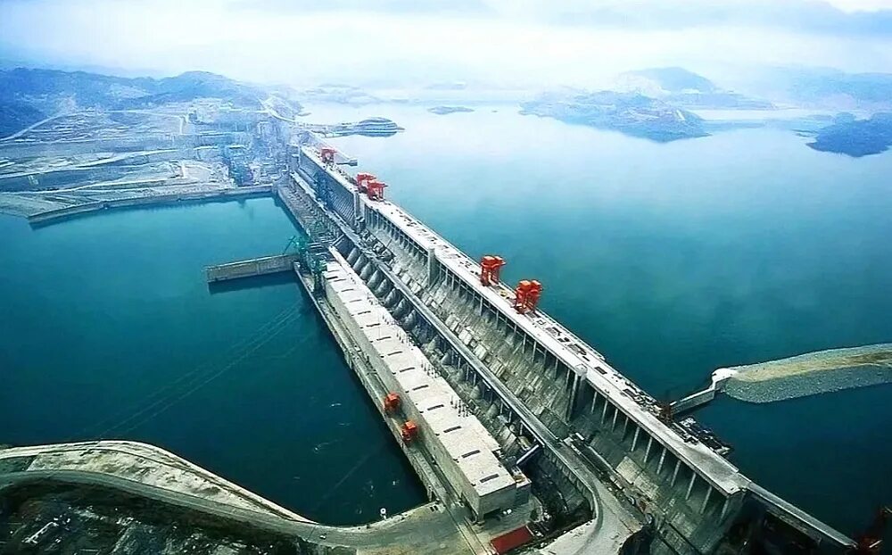 В какой стране крупнейшая гэс. Три ущелья ГЭС. ГЭС три ущелья Китай. Самая большая ГЭС В мире три ущелья. ГЭС на Янцзы.