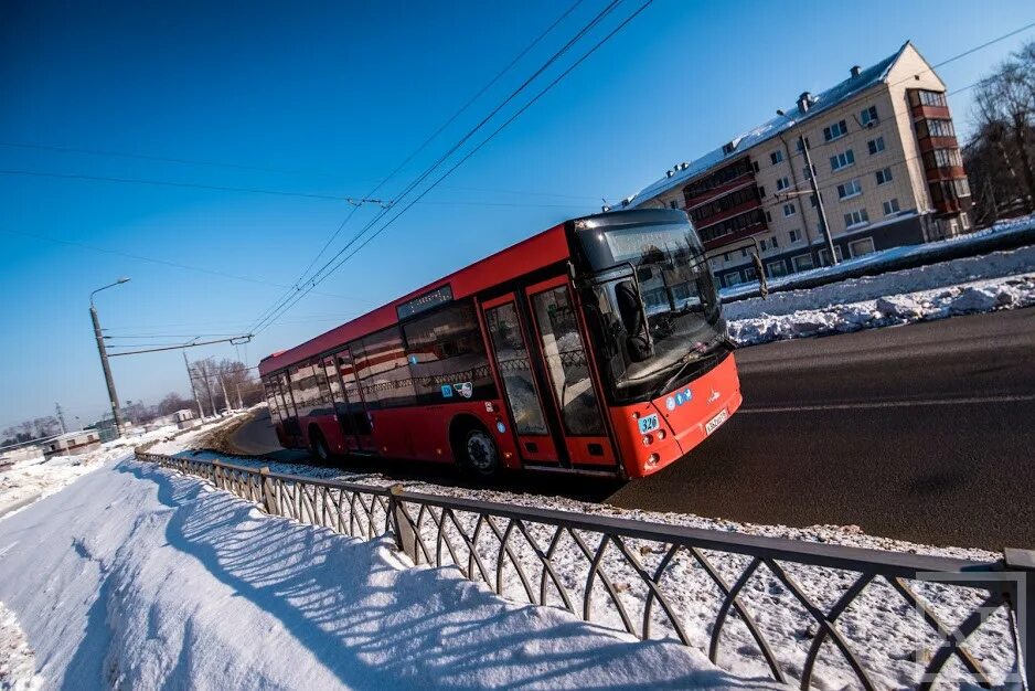 Автобус Казань. Красный автобус Казань. Автобус Казань зима. Автобусы в Казани зимой. 30 автобус казань остановки