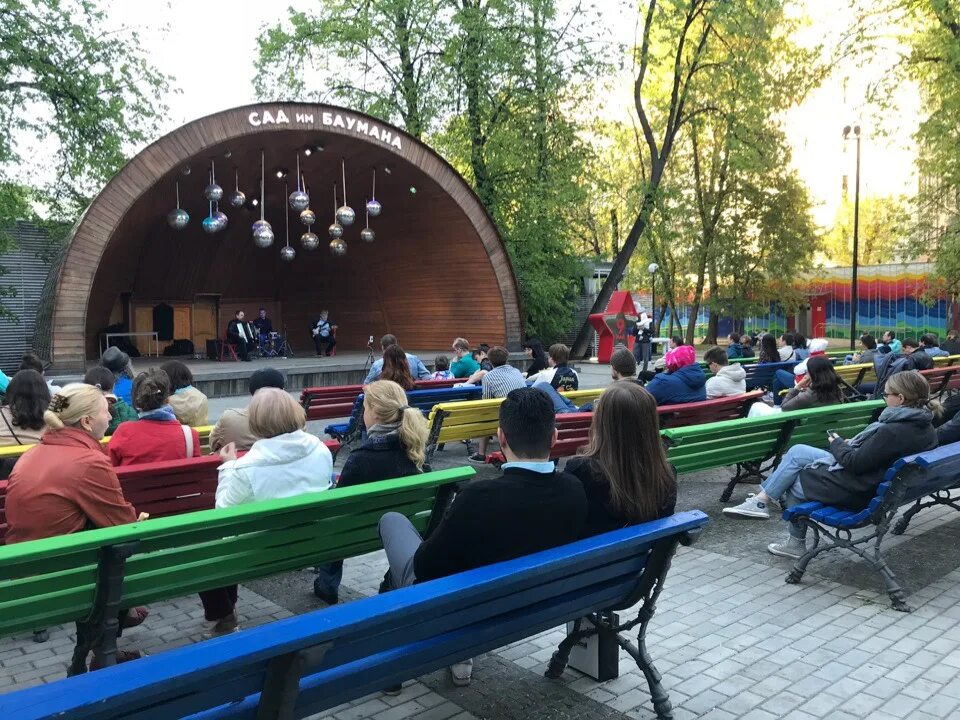 Джазовые четверги в саду. Сцена ракушка сад баумана. Джазовые четверги в саду баумана. Сад баумана в москве. Джазовый концерт.