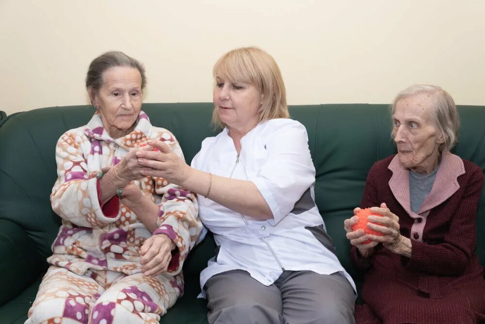 Пансионаты для больных деменцией в москве. Пансионат для пожилых людей с деменцией. Бабушка с деменцией. Дом престарелых для больных деменцией. Что такое деменция у пожилых людей.