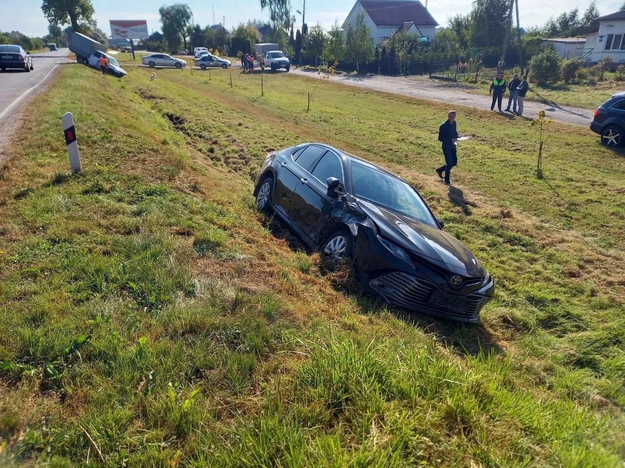 Автомобиль кювет. Машина в кювете. Кювет дороги.