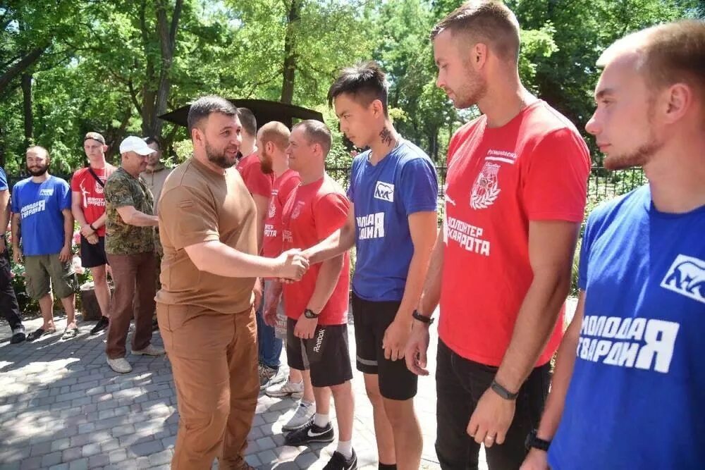 Волонтеры в мариуполе. Волонтеры ДНР. День молодежи волонтеры. Канал Мариуполь волонтер.