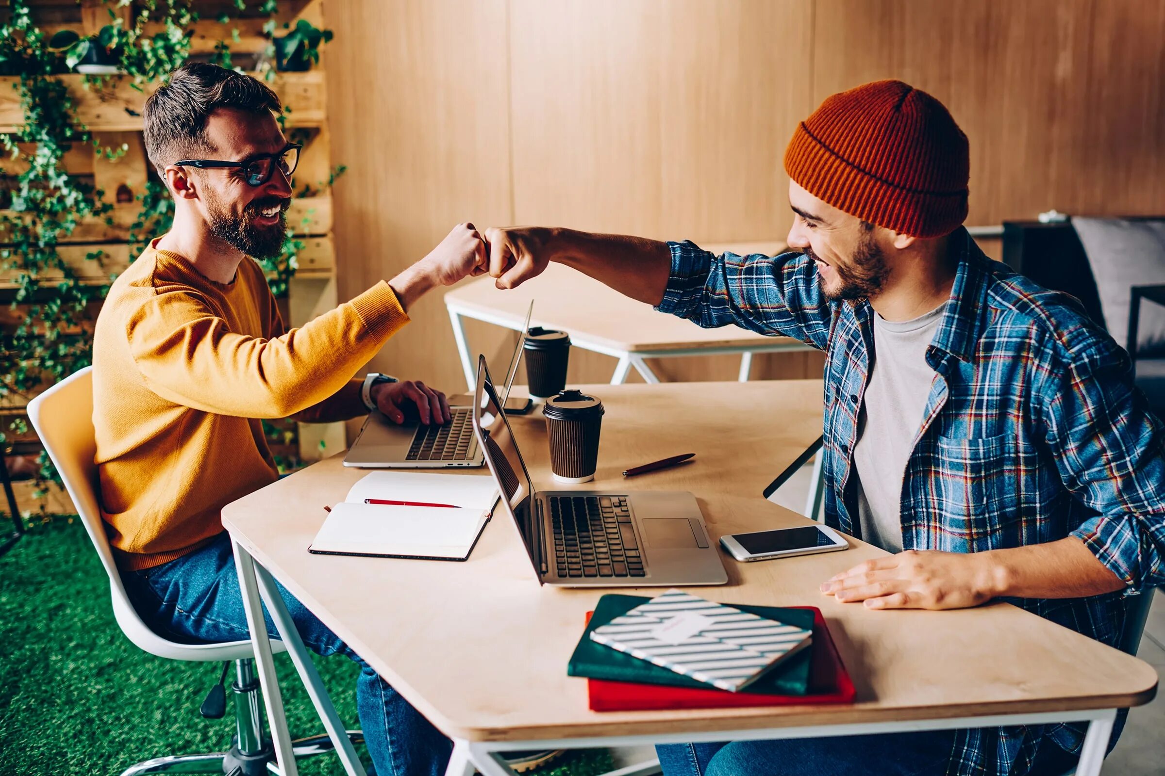 Встреча с дизайнером. Творческая молодежь. Графический дизайнер. Переговоры с дизайнером. Успешный стартап.