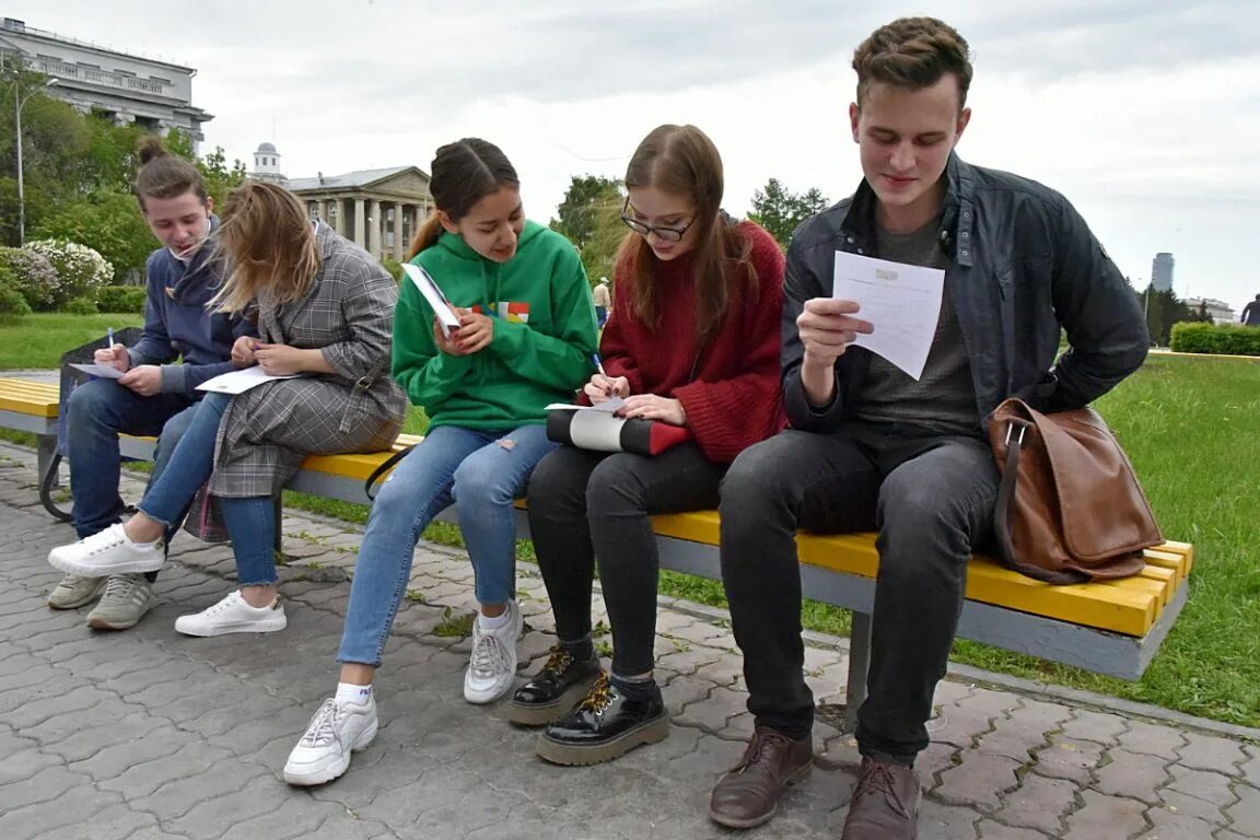 Подростки лето в москве. Трудоустройство подростков. Подростки в центре занятости. Работа для подростков.