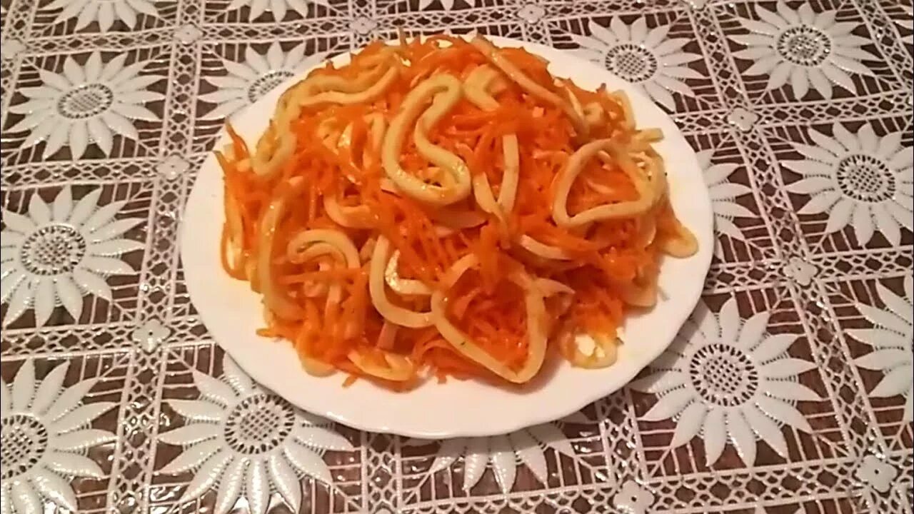 Рецепт кальмары корейская морковь. Рецепт кальмары корейская морковь. Кальмар мореовка по корейски рецепт сплптп. Салат хе из кальмара. Салат с кальмаром и корейской морковкой.