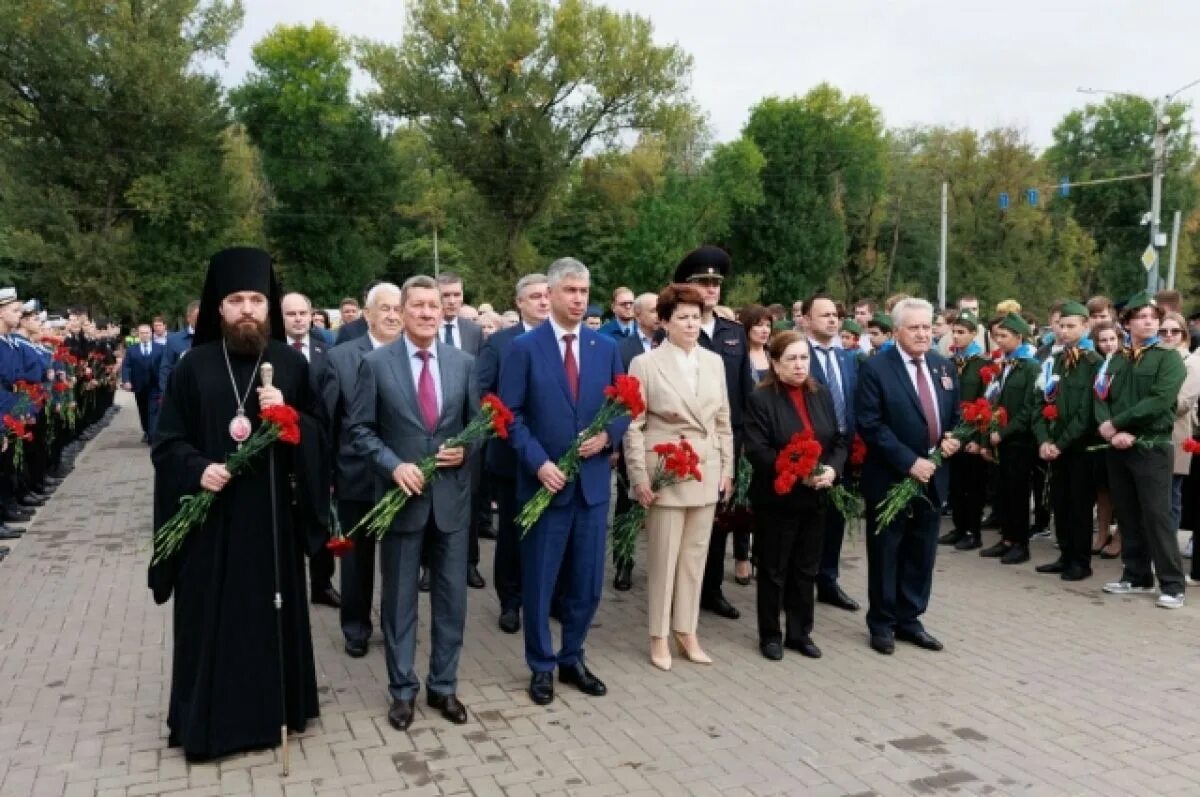 Ростов на дону события новости сегодня. Возложение в Ростове на Дону. Церемония возложения цветов. Ростов 2022 возложение к мемориалу. В Ростове возложили цветы к Стелле.