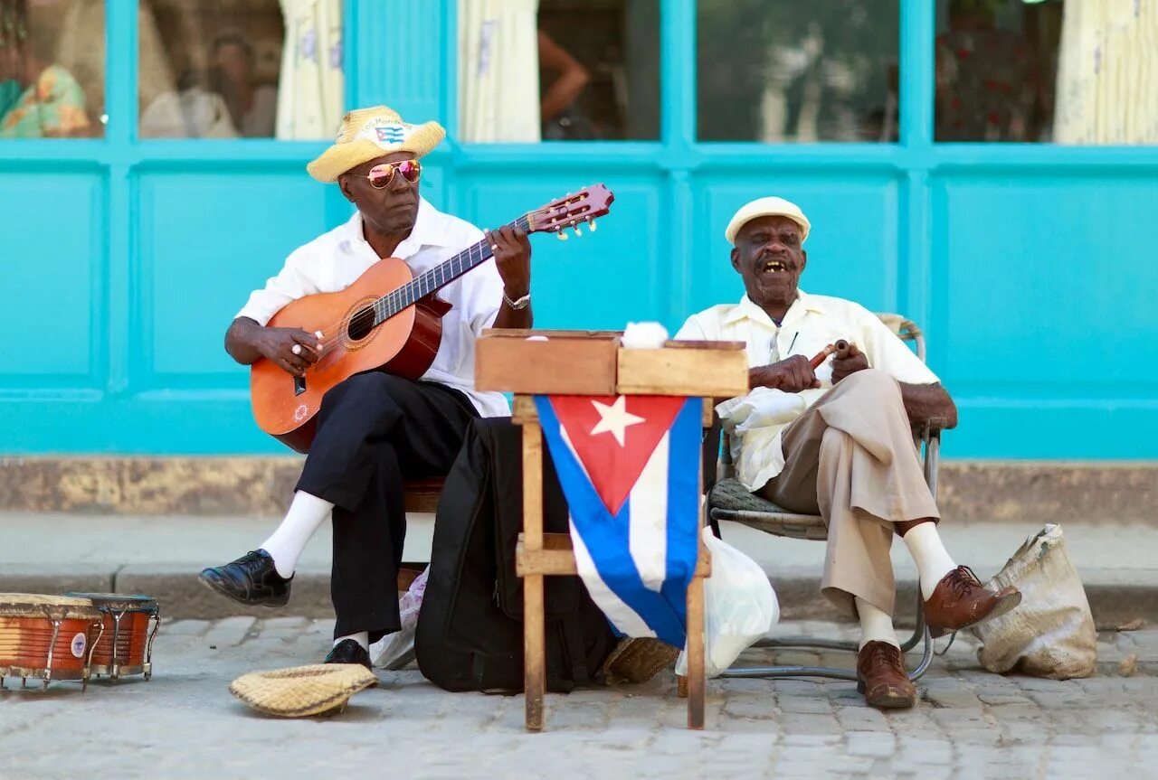 Кубинское время. La Habana Куба. Куба и кубинцы. Куба кубинки Гавана. Куба Гавана жители.