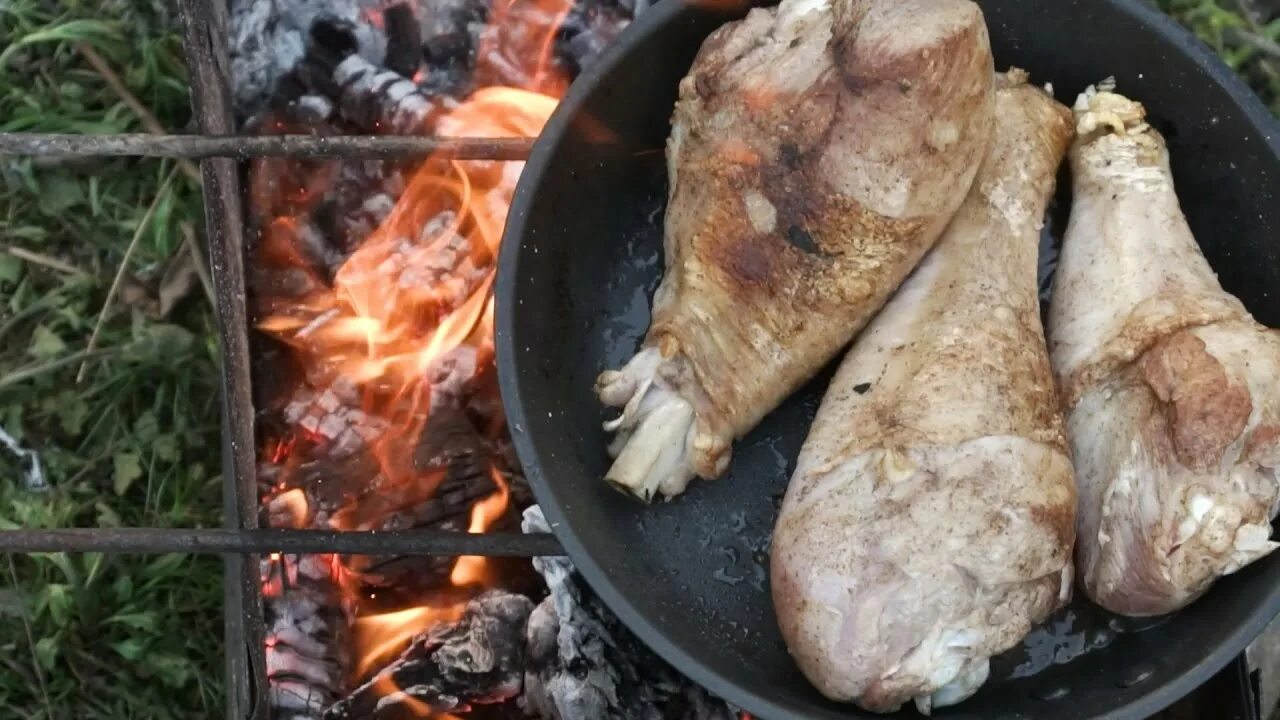 Бедра на костре. Бедра на костре. Стейк на костре. Куриные ножки на мангале. Шашлык барбекю.