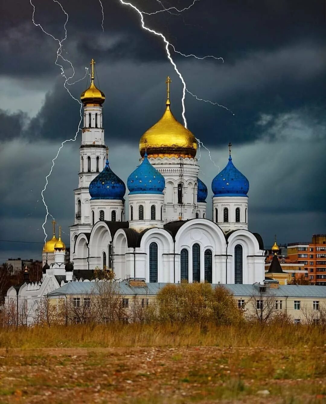 Свято угрешский монастырь. Дзержинский монастырь Николо Угрешский. Николо-Угрешский монастырь в Дзержинском. Храм Николо Угрешский монастырь.