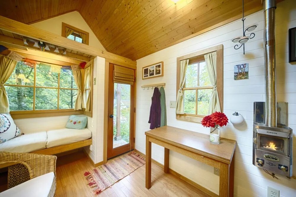 Дом 6 кв метров. Tiny house 6х4. tiny house 30m2. интерьер дачного домика 6х4. тини хаус 6х6.