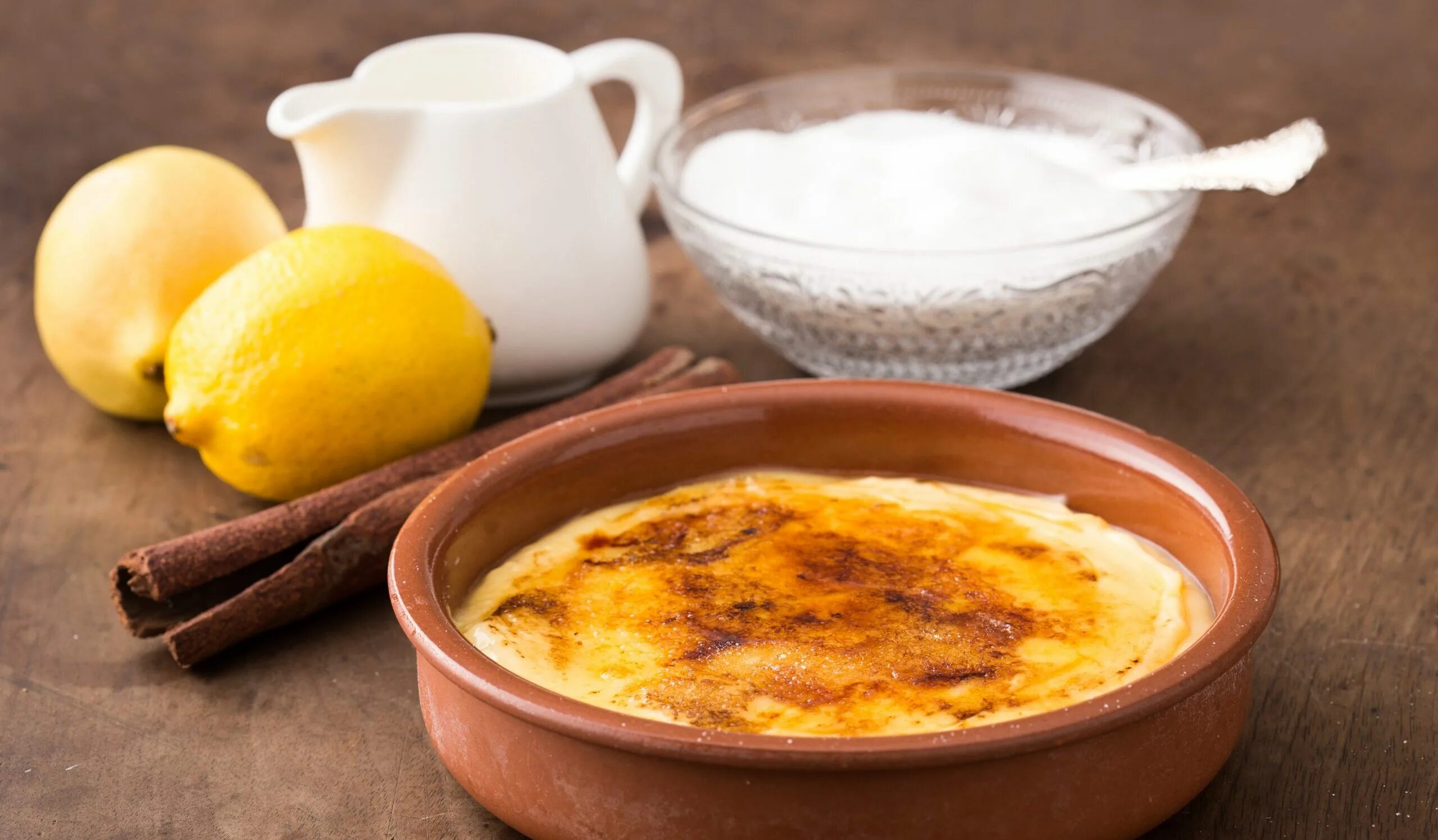 Crema Catalana десерт. Крем брюле Каталана. Лимонный крем Каталана. Каталонский крем десерт Испании. Крем каталана