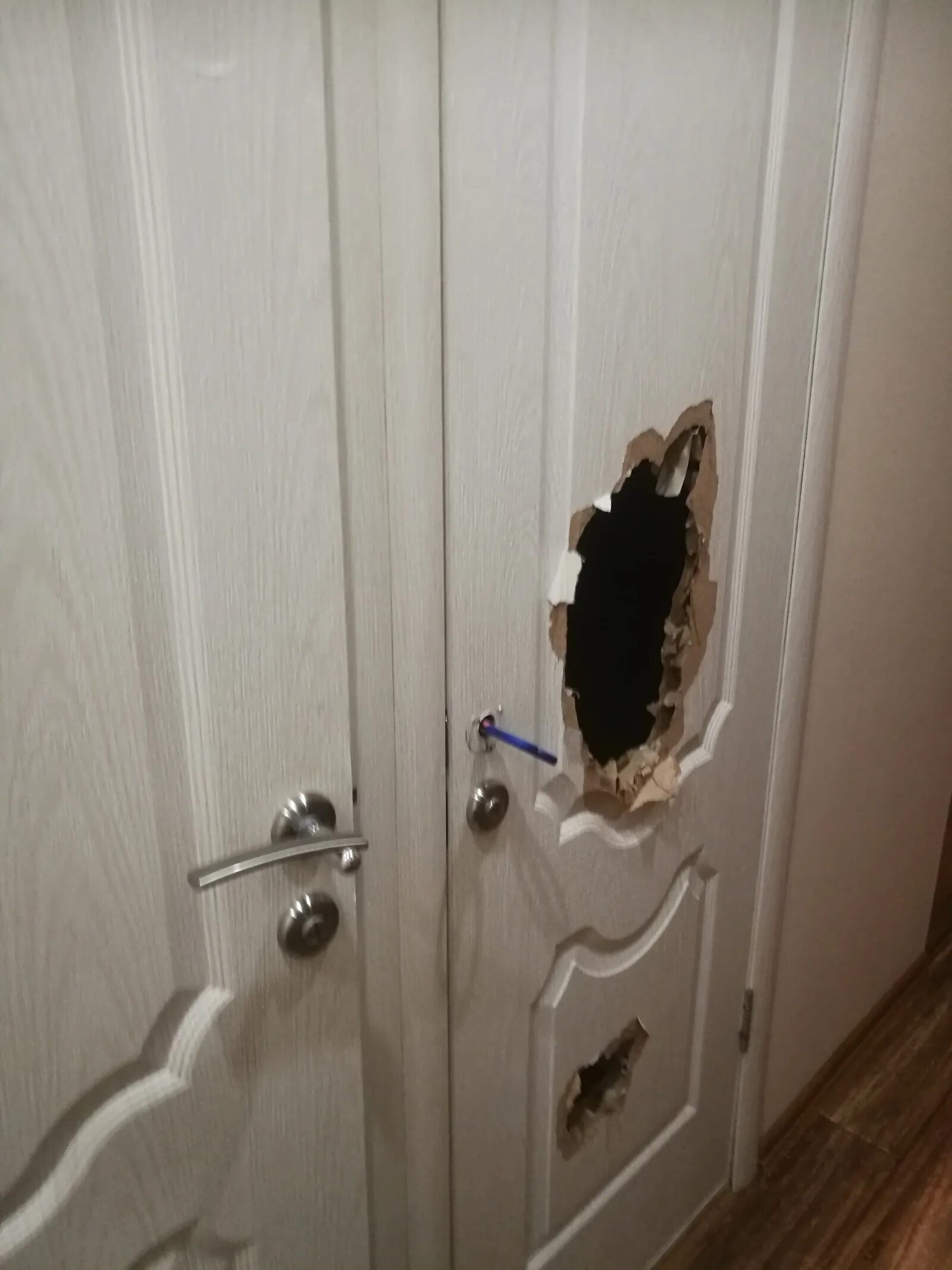 Приснилась дверь в квартиру. Сломанная дверь. Пробитая дверь. Сломанная межкомнатная дверь. Поломанная входная дверь.