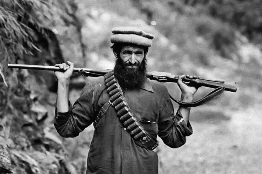 моджахеды 1979. афганские моджахеды. моджахед с пзрк. моджахеды в афганистане 1979. моджахед со стингером.