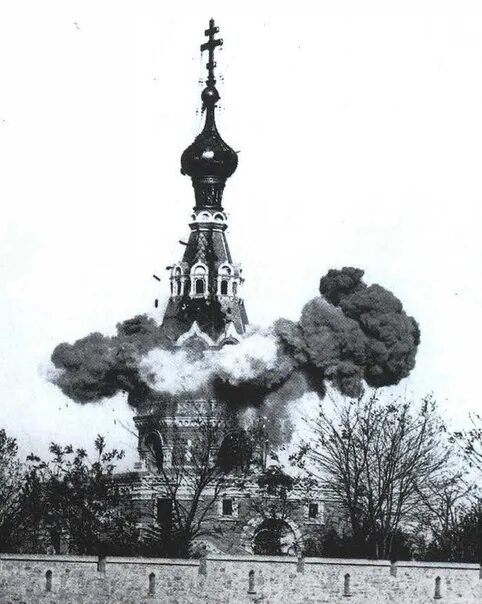 Взрыв на урале. Взорванная Церковь СССР. Большевики взрывают церкви. Взрыв храма 1932. Бомбят Церковь в Луганск.