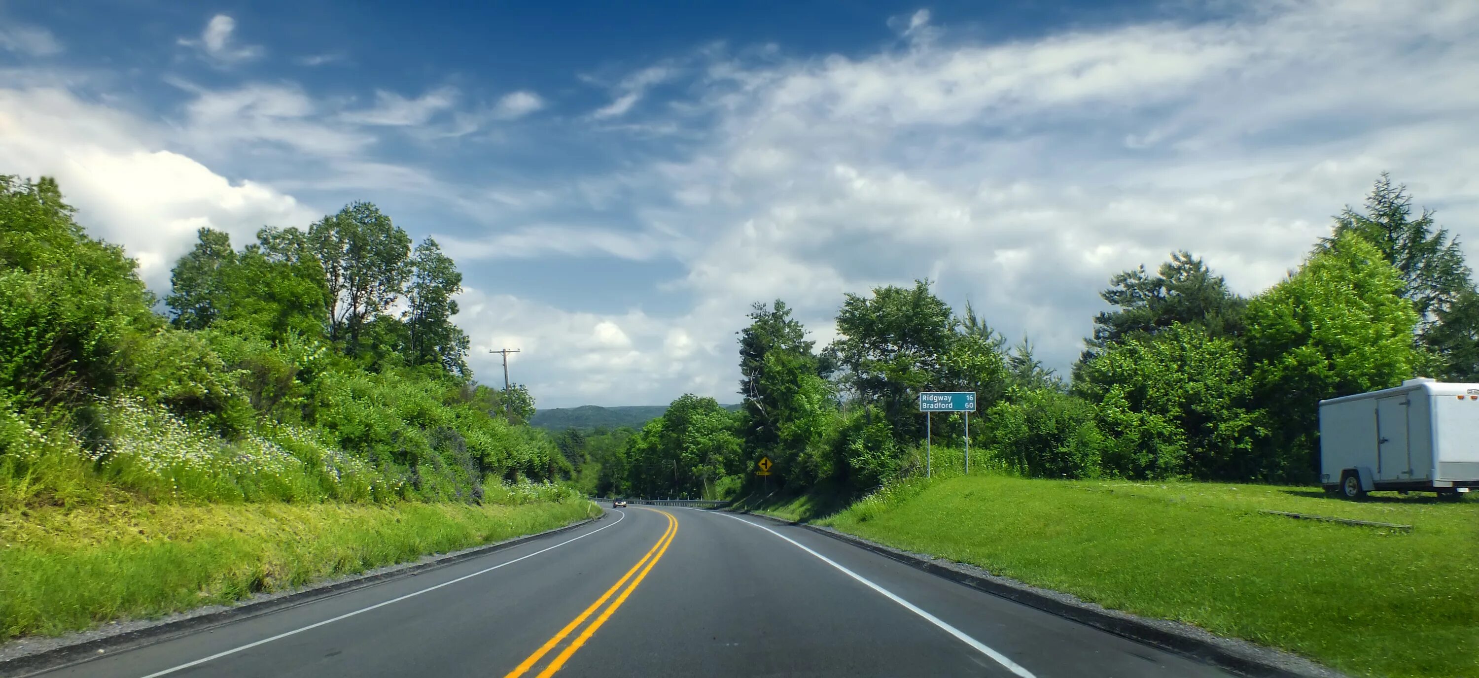 Lane road. Красивый фон. Красивое белое небо над дорогой. Spring Road.