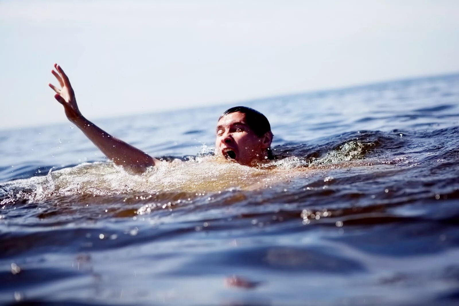 Плыть в холодной воде. Тонущий человек. Плавать в море. Вода и человек. Человек тонет в воде.