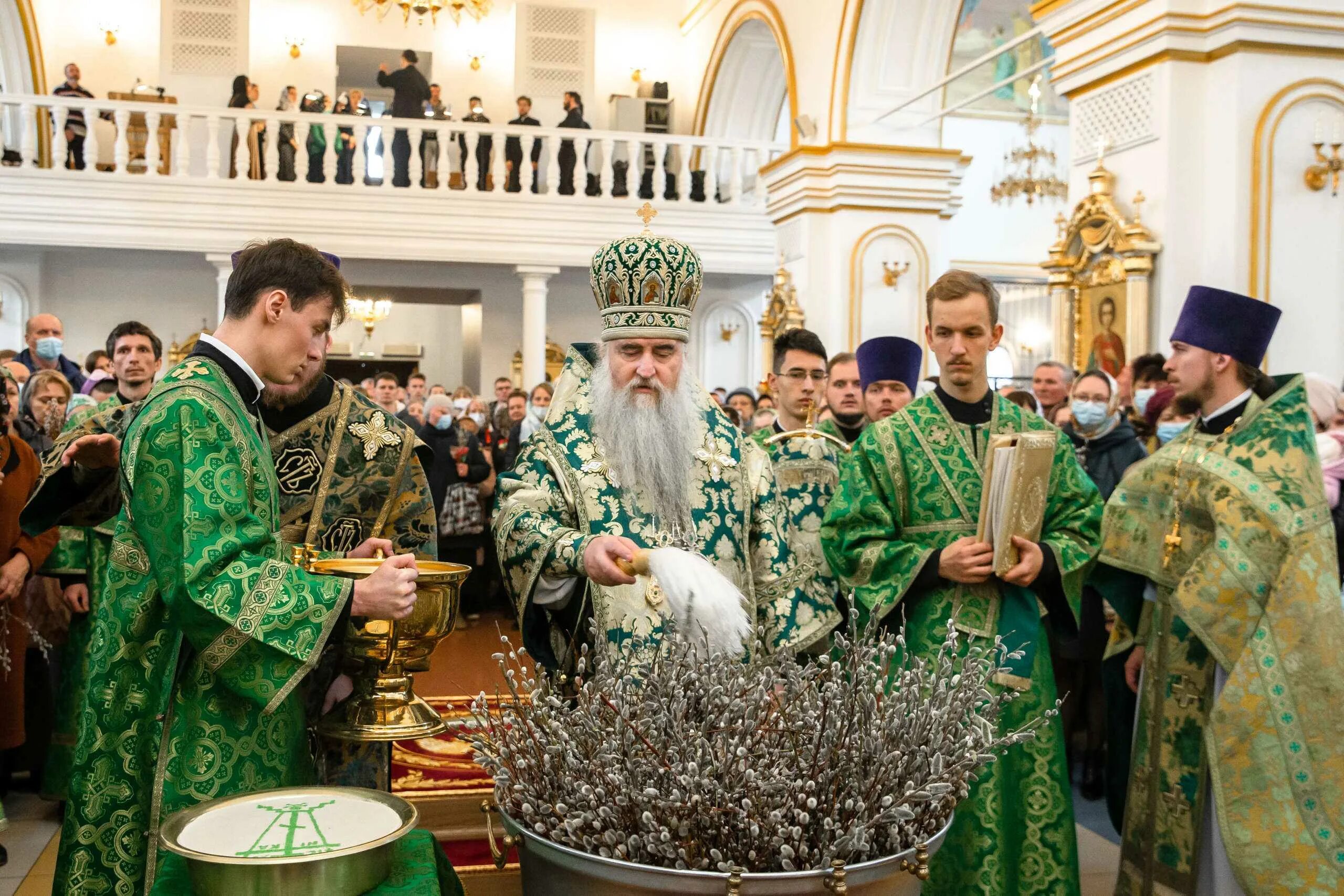 Вербное воскресенье богослужение. Служба в храме в Вербное воскоесень. Вербное воскресенье литургия. Вход Господень в Иерусалим литургия. Праздники 2024 вербное воскресенье