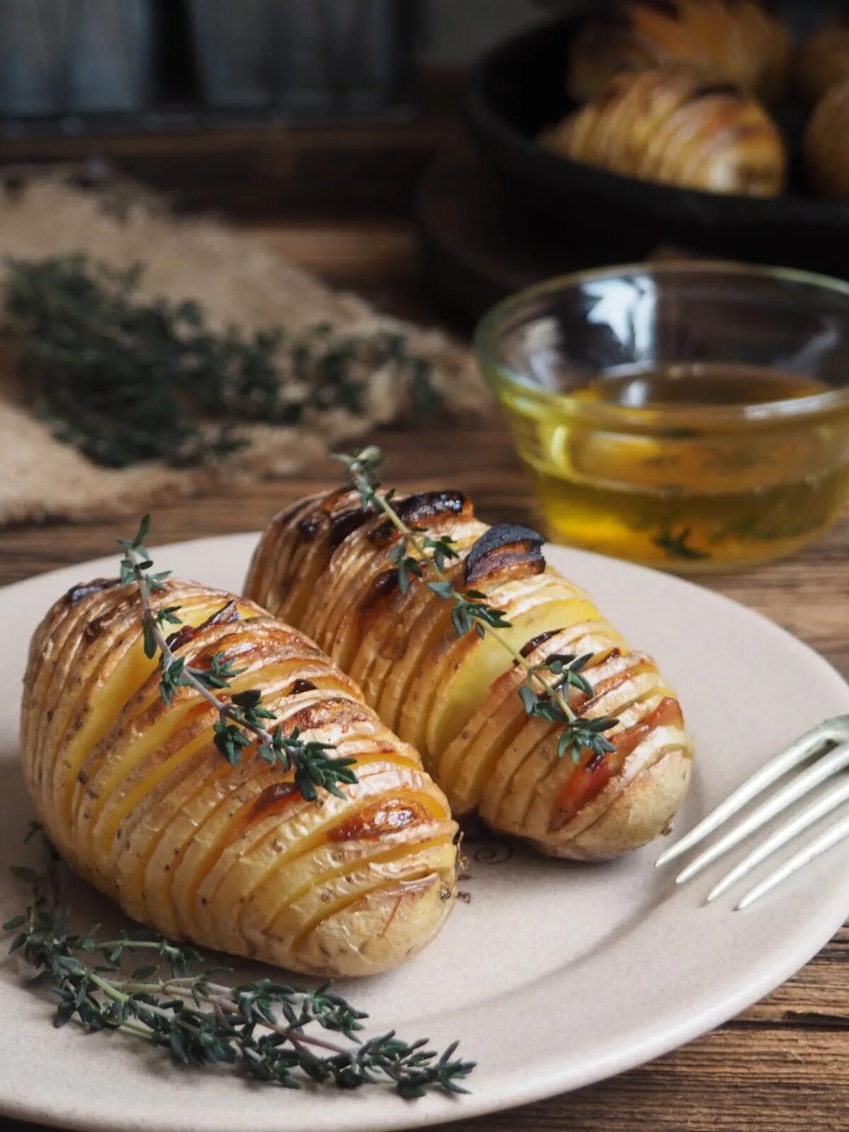 Запеченный печеный. Картошка в духовке. Печеный картофель. Картофель запеченный в духовке. Картошка в духовке запеченная.