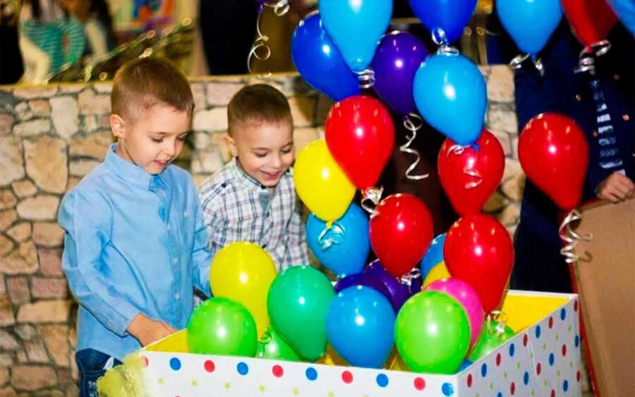 Коробки с шарами. Коробка с шарами для мальчика. Коробка сюрприз с воздушными шарами. Сюрприз на день рождения ребенку. Мальчик с сюрпризом