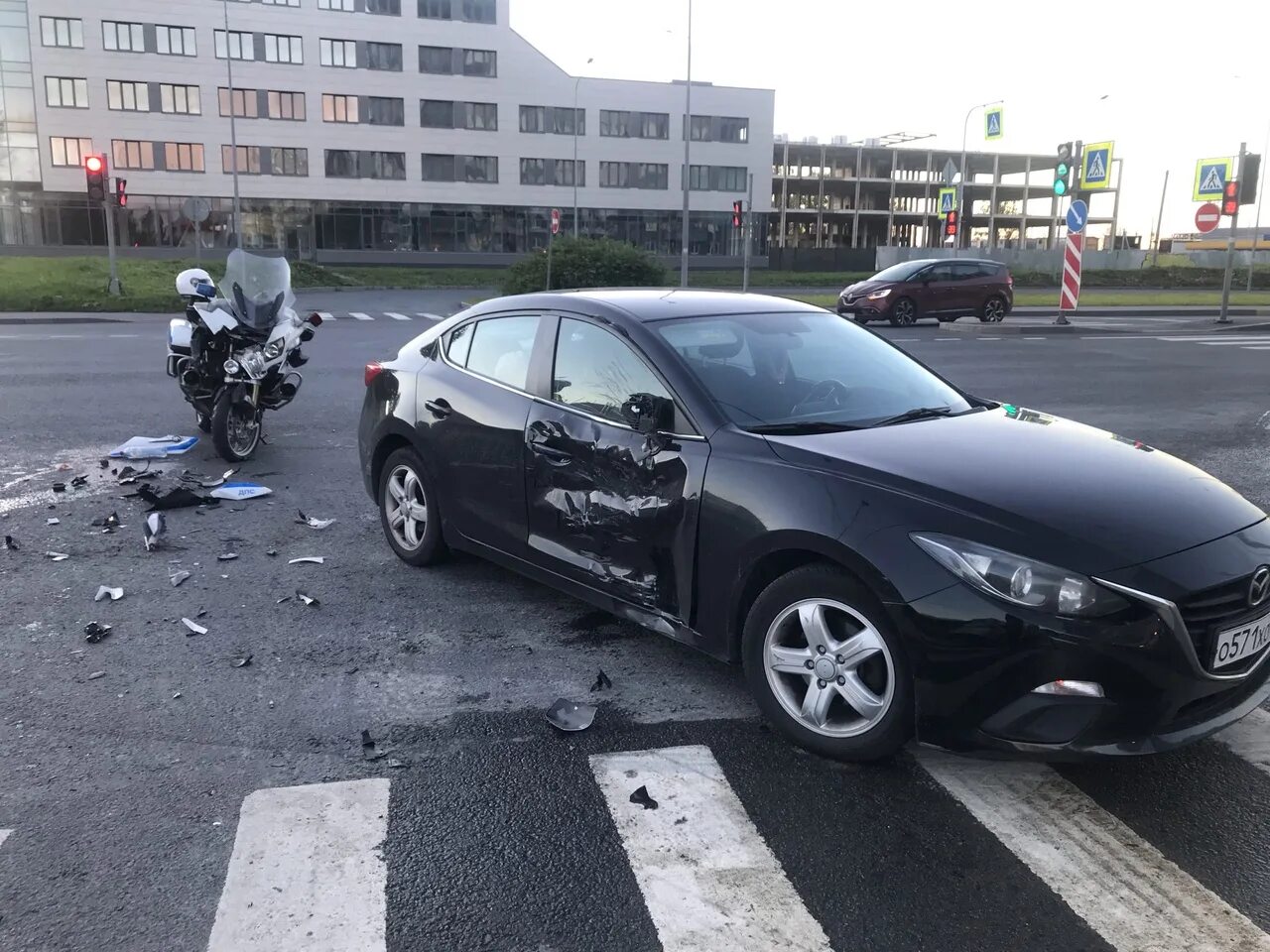 Мотоциклист заехал в толпу феминисток