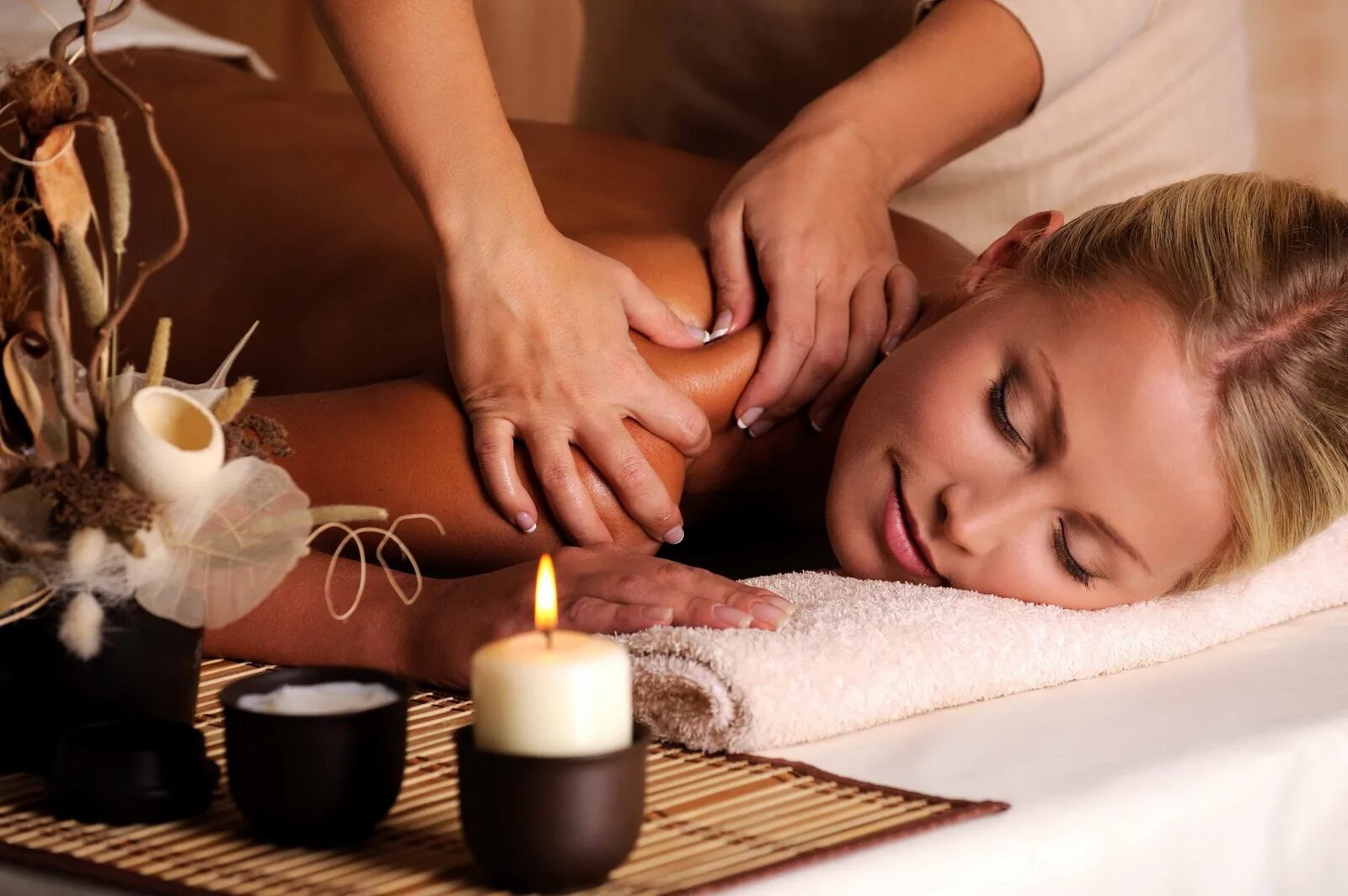 Style massage. Массаж. Классический массаж. Массаж картинки. Девушка в спа салоне.