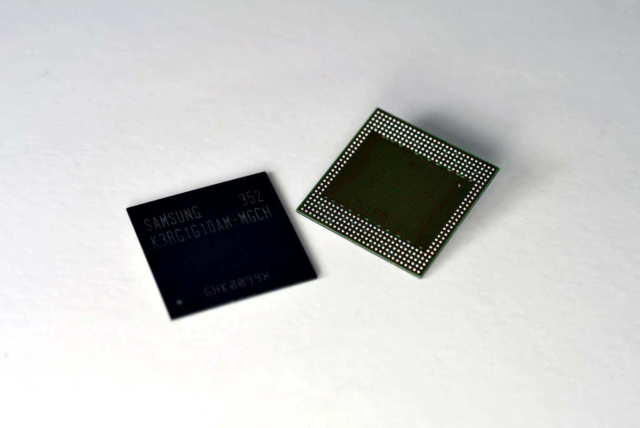 Samsung lpddr4. Чипы памяти Samsung. Чип памяти gddr5 Hynix. Micron lpddr4.
