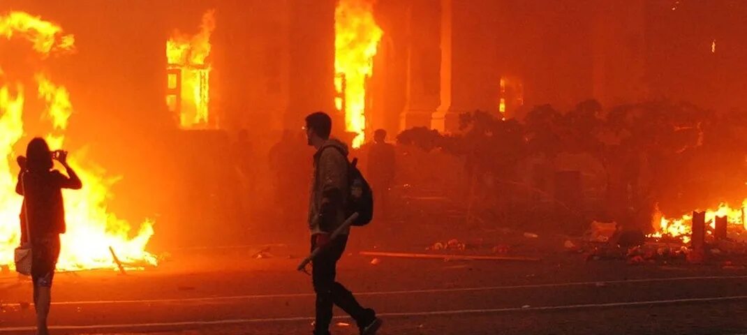 Дом профсоюзов в Одессе 2 мая 2014. Одесса дом профсоюзов трагедия 2014 год. Одесса 2 мая дом профсоюзов. Сожжение людей в Одессе в 2014 в доме профсоюзов. Одесса 2014 год дом профсоюзов