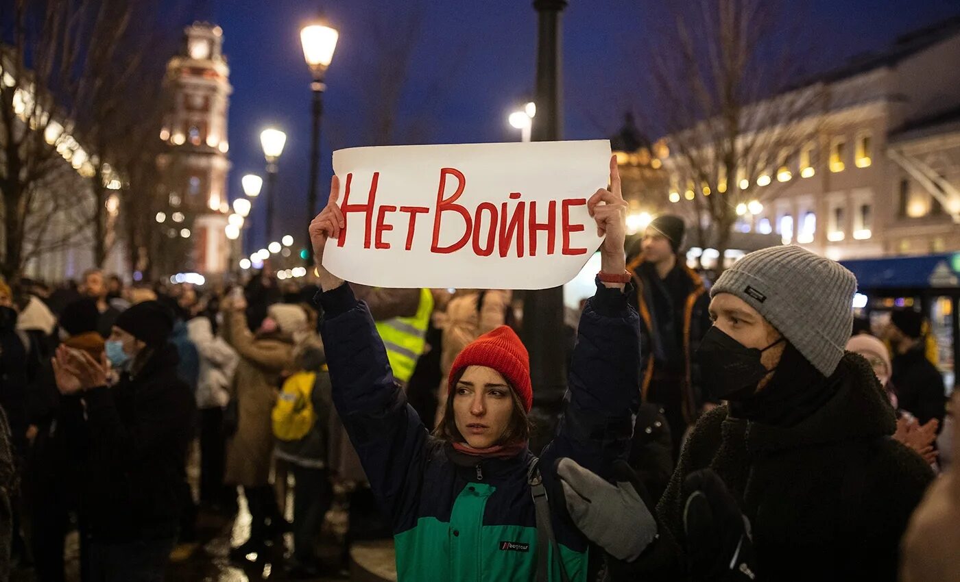 Акция против войны в украине. Митинг против войны. Митинг с плакатами. Митинги против войны с Украиной. Митинги в России против войны.