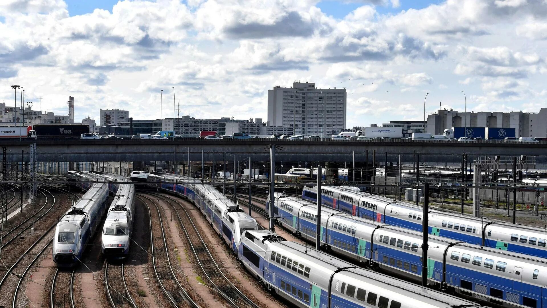 SNCF France поезд. Железнодорожный транспорт Франции. Французская ЖД. France железная дорога.